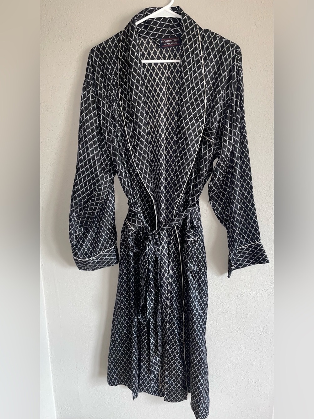 Roundtree & Yorke Geometric Tie-Waist Robe vintage silk